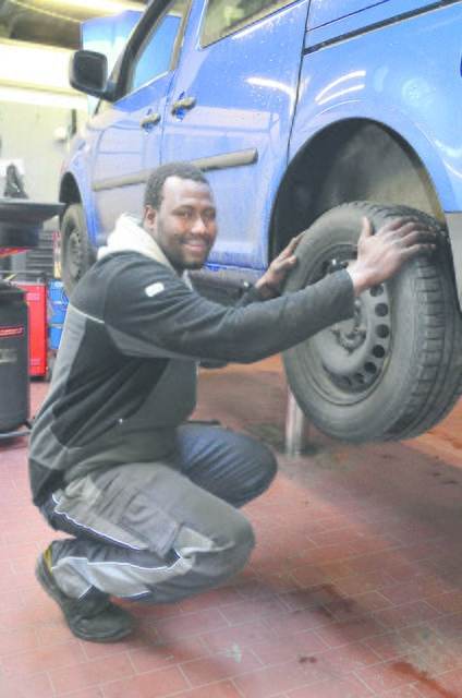 Souleymane Ouedraogo ist seit sechs Jahren in Deutschland und aufmerksamer Lehrling im Autohaus