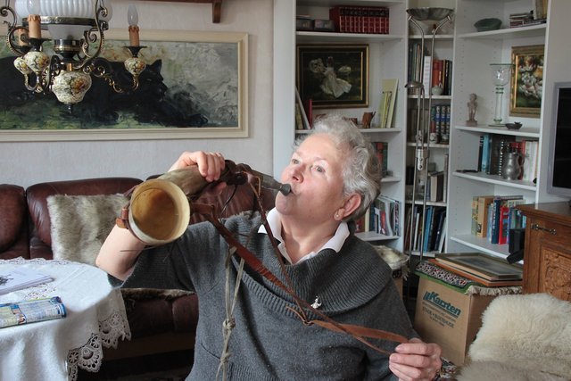 Spielt auf dem Original-Horn von Dr. Lore Lemke (†): Nachtwächter-Nachfolgerin Helga Schaller