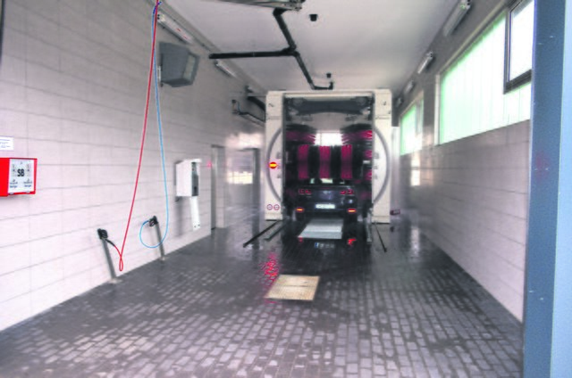Die neue Waschstraße ist mit der modernsten Technik ausgestattet. Fahrzeuge werden bestmöglich und sehr sanft gereinigt