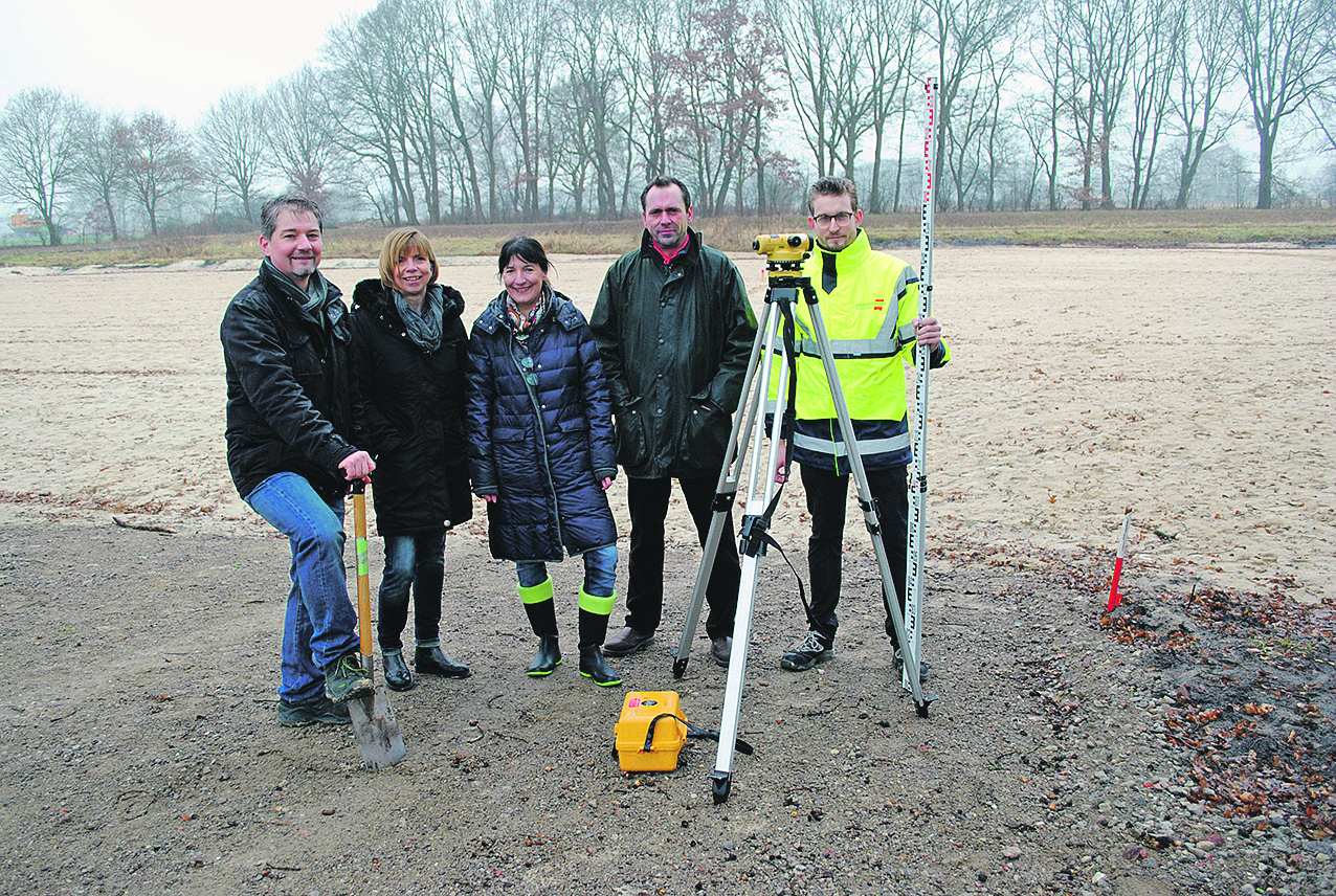 Startschuss für den Unternehmensneu von "Delphin Water Systems" (v.li.): Geschäftsführer Carsten Ruck, Kirsten Böhling und Kerstin Maack (beide von der Wirtschaftsförderung), Architekt Berthold Kleta und Bauleiter Christian Gockel