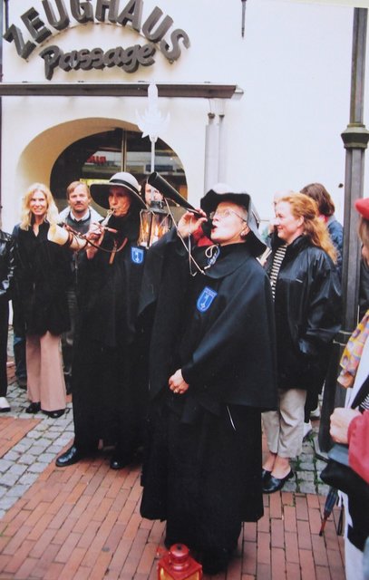 Nachtwächterführung am Zeughaus: Dr. Lore Lemke († li.) und Helga Schaller demonstrieren vor Publikum das Hornsignal