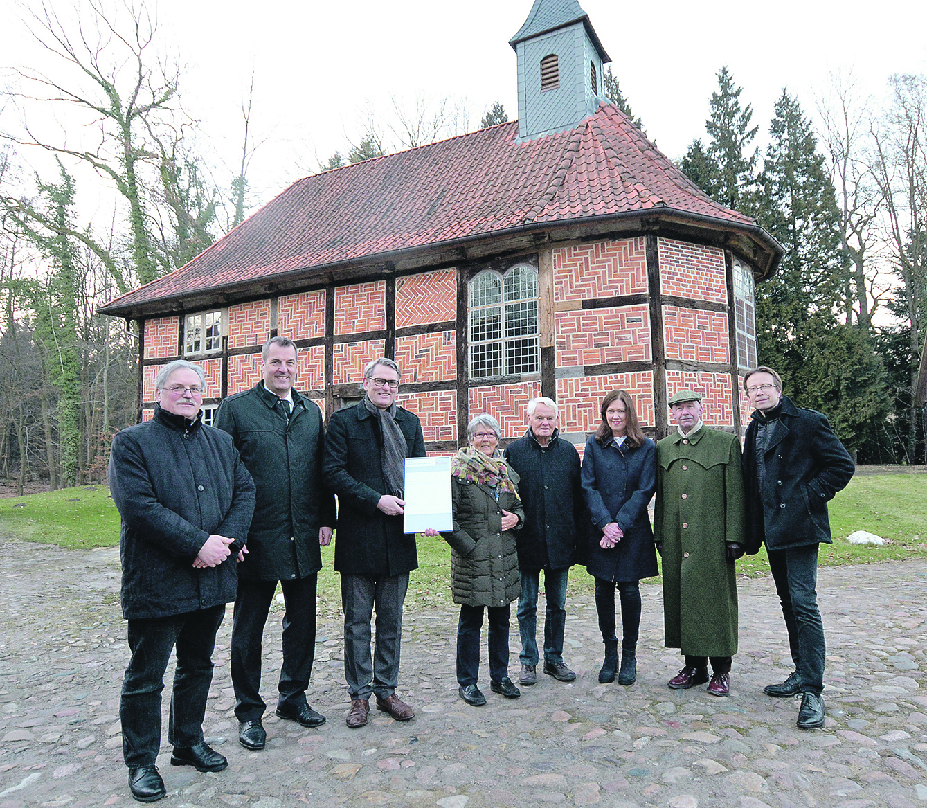 Vor der Gutskapelle: (v. li.) Pastor Matthias Geilen, Andres Sommer (Sparkasse Harburg-Buxtehude), Friedrich, Anne, Jürgen und Susanne Kohrs, Michael Heinrich Schormann (Sparkassenstiftung) und Architekt Gunnar Schulze