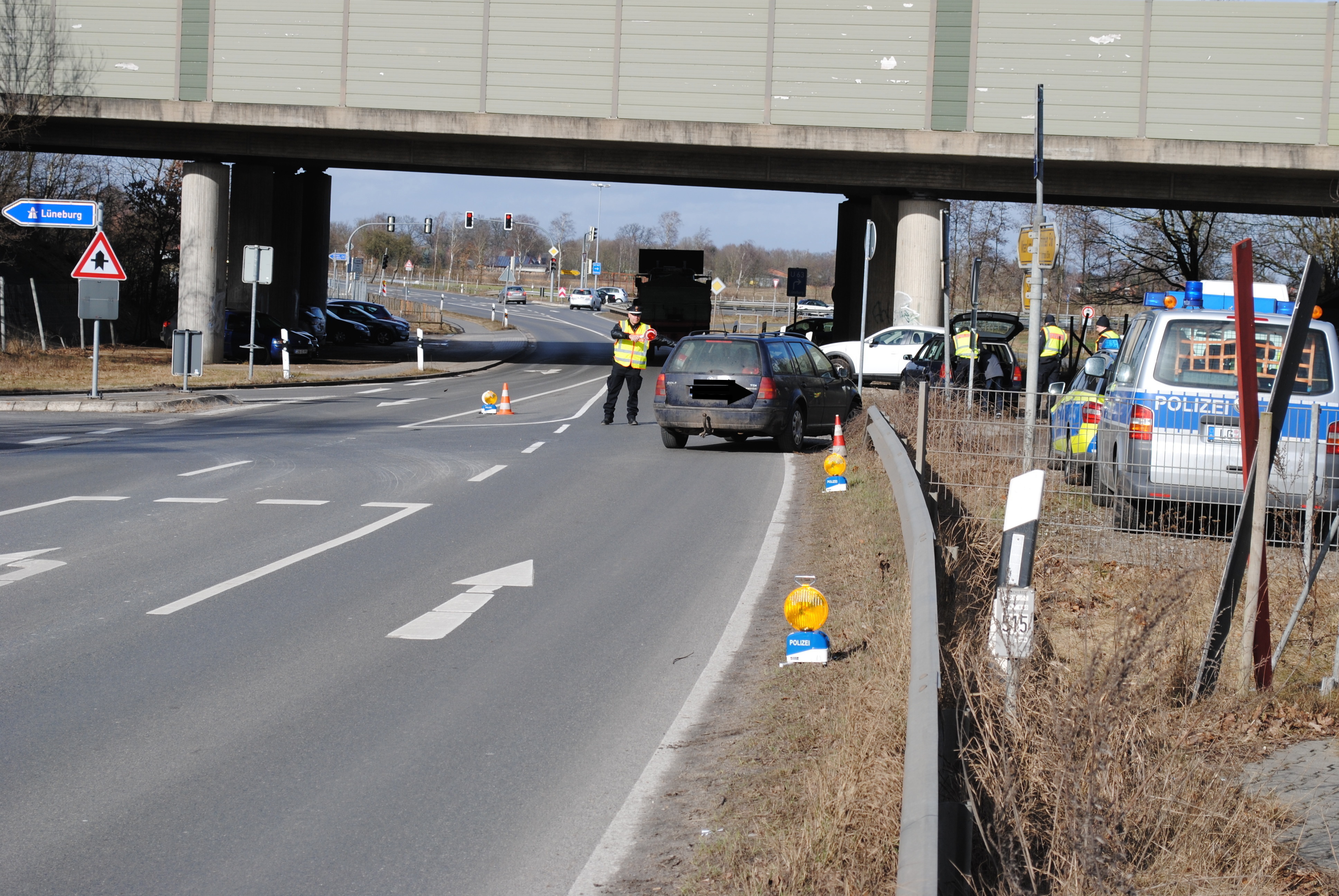 Ab zur Kontrolle: ein Beamter winkt einen Pkw-Fahrer auf den Kontrollplatz