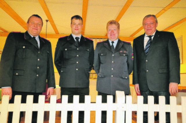 Gratulation zur Beförderung (v. li.): Michael Stutzer, Sven Maack, Jörn Petersen und Hermann Pott | Foto: Mathias Wille