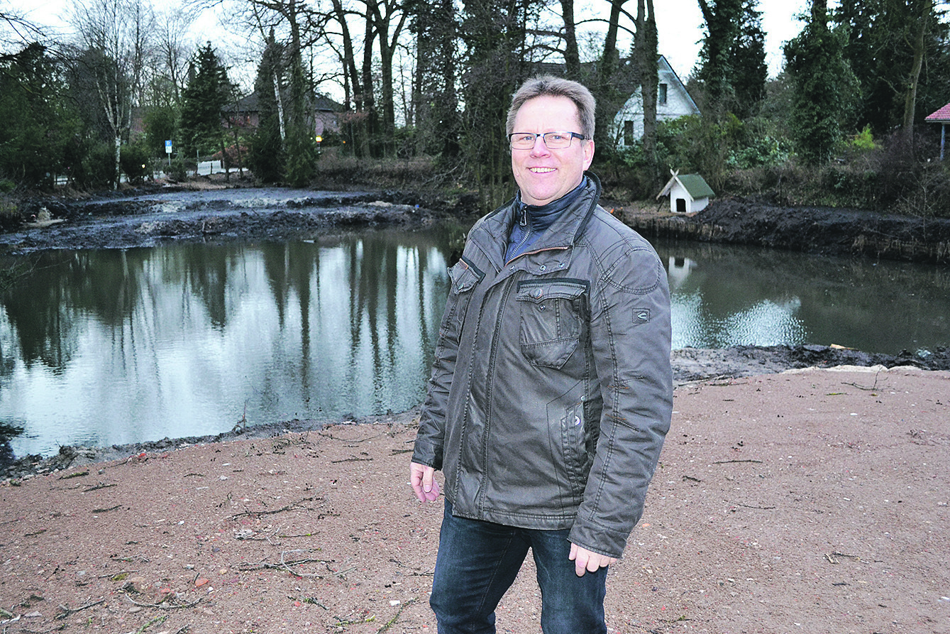 Diplom-Ingenieur Ingo Gottschalk am Ententeich im Herzen Tostedt