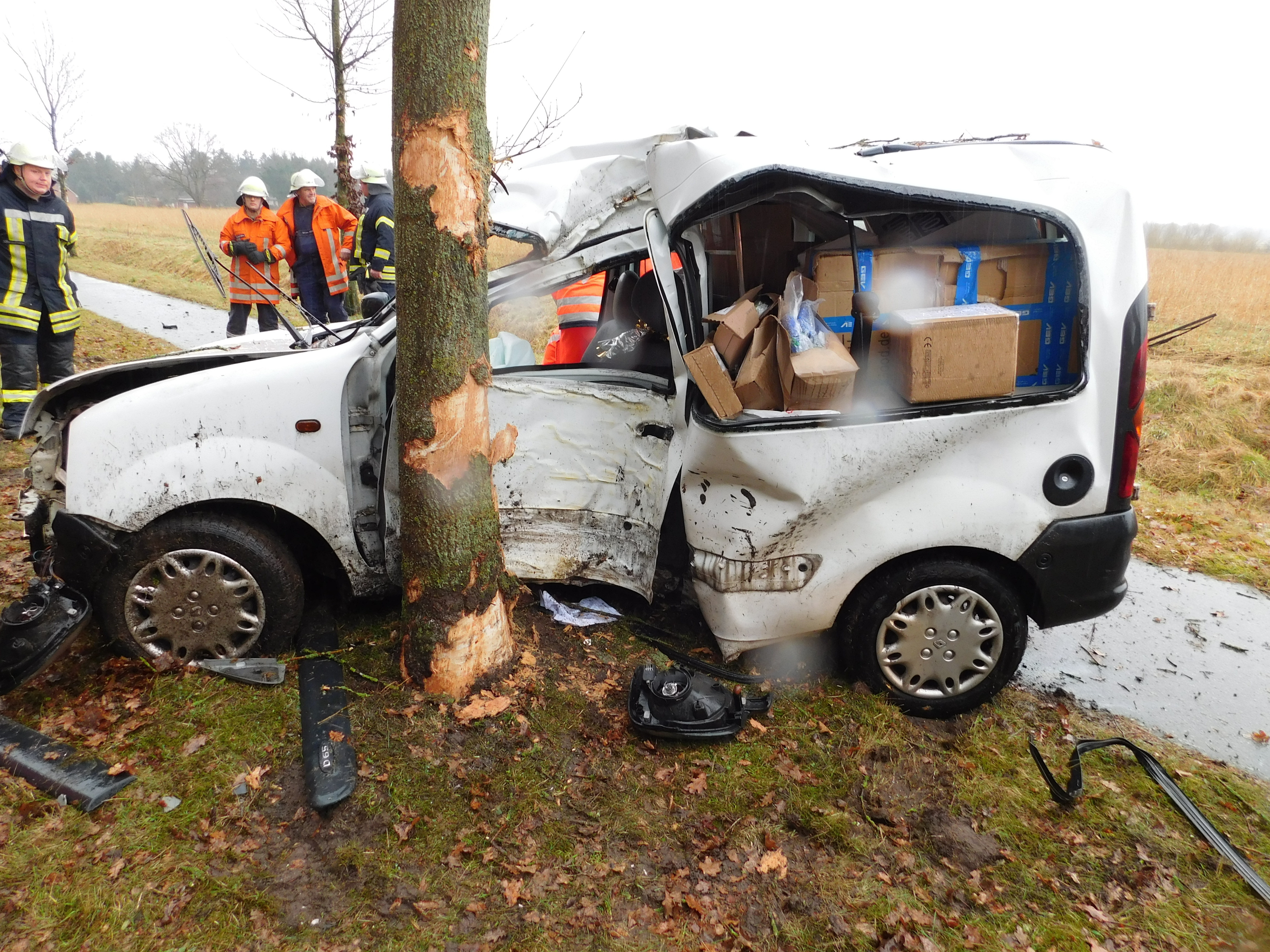 Die Autofahrerin wurde so schwer verletzt, dass sie noch am Unfallort starb
