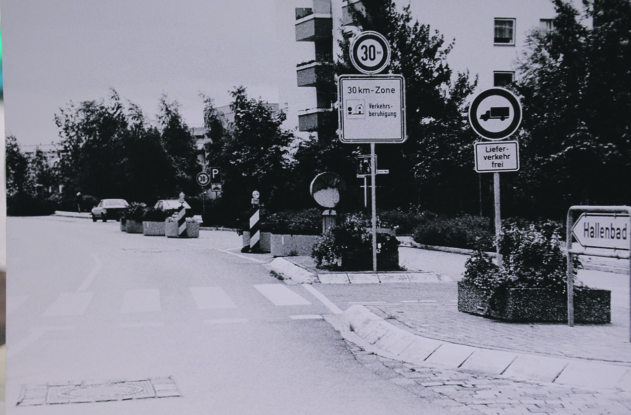 Buxtehude Anfang der 1980er Jahre: Die ganze Innenstadt war eine Tempo 30 Zone. Betonkübel zwangen Autofahrer zum Abbremsen