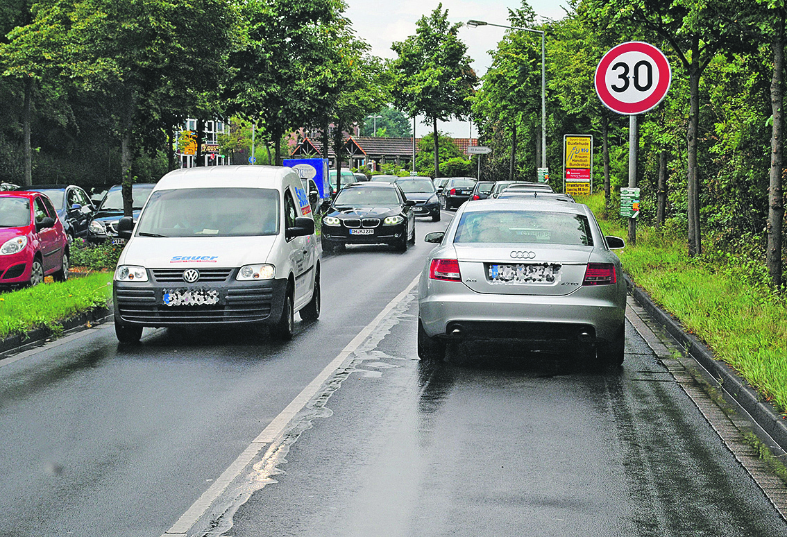 Das Land will testweise in einigen Städten Tempo 30 auf innerörtlichen Hauptverkehrsstraßen - auf dem Foto die Stader Straße in Buxtehude - einführen
