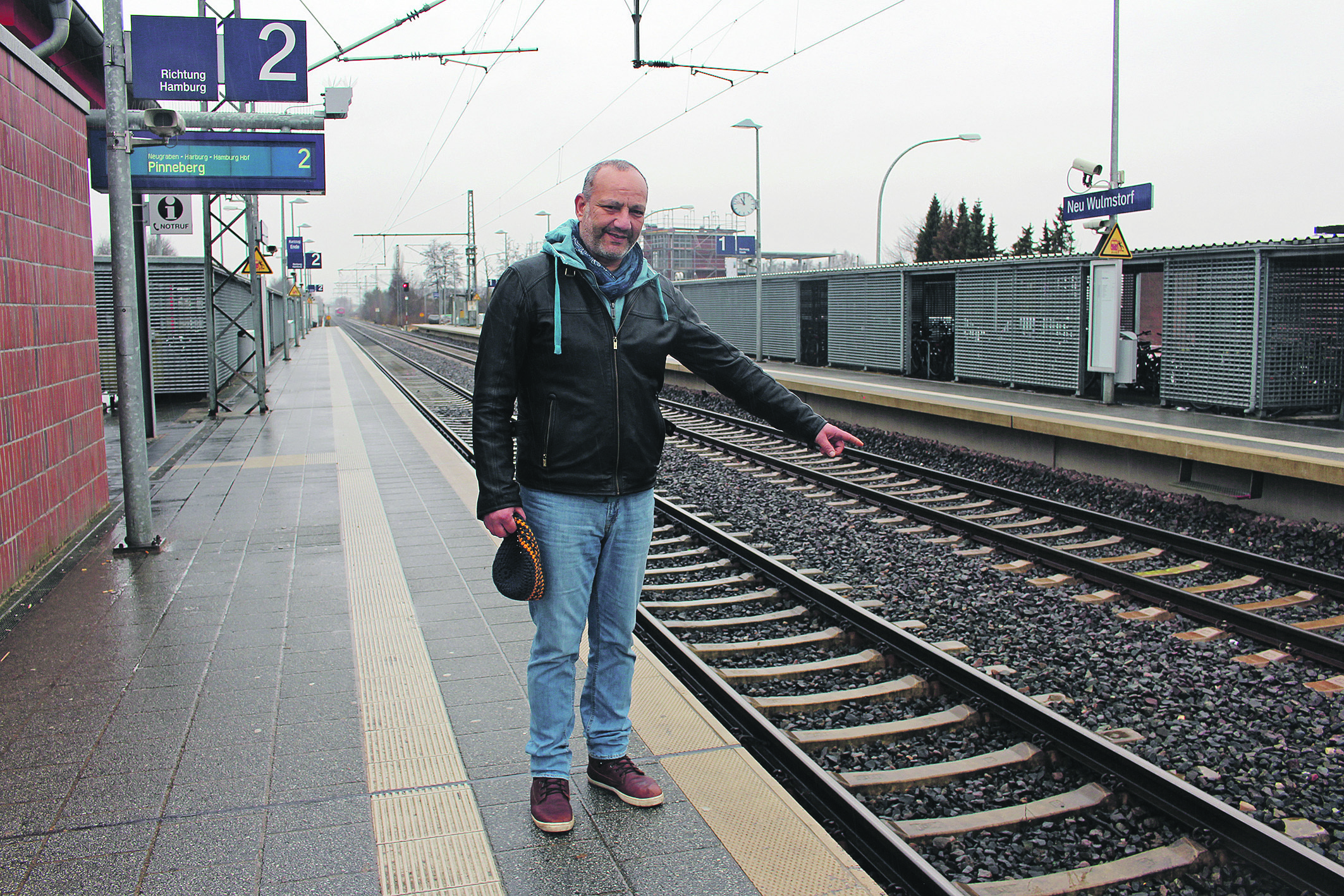 An dieser Stelle entdeckte Slim Lourimi den Mann, der mit seinem Rollstuhl auf die Gleise gefallen war
