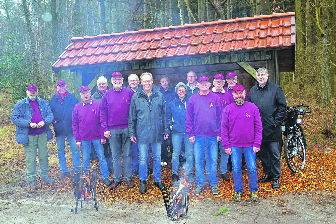 Die Hanstedter "Rentnergang" baute dank der Spende der Gäste von Veronika und Joachim Meyer eine neue Hütte am Rande des Garlstorfer Forstes