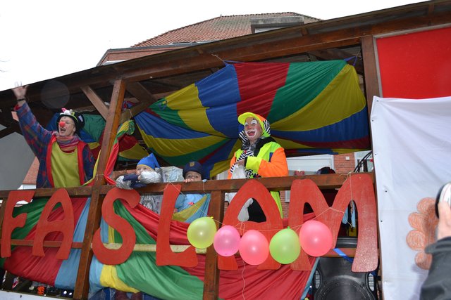 Auch der Kindergarten Stöckte war zur Freude der Faslamsbrüder mit einem Umzugswagen dabei