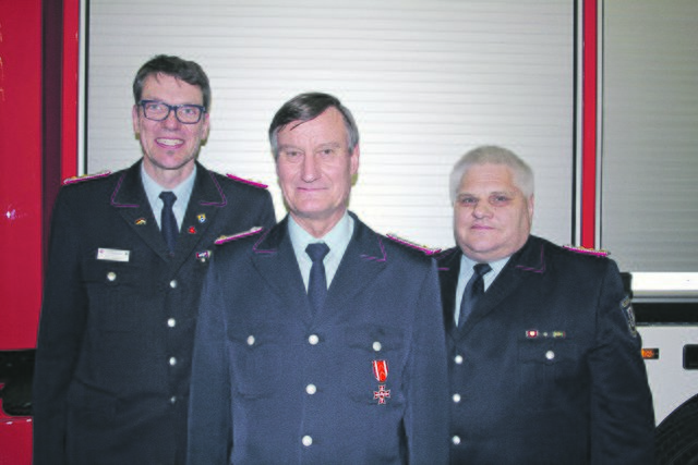 Ausgezeichnet mit dem Feuerwehrehrenzeichen am Bande: Ortsbrandmeister Walter Gast (Mitte) mit Gemeindebrandmeister Stellvertreter Olaf Bruhn (li.) und Abschnittsleiter Elbe, Stellvertreter Michael Bulst | Foto: Feuerwehr