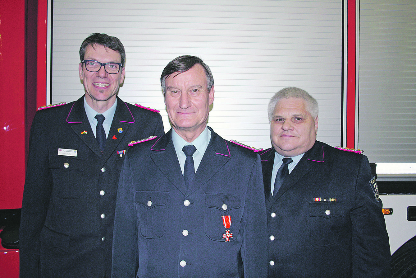 Ausgezeichnet mit dem Feuerwehrehrenzeichen am Bande: Ortsbrandmeister Walter Gast (Mitte) mit Gemeindebrandmeister Stellvertreter Olaf Bruhn (li.) und Abschnittsleiter Elbe, Stellvertreter Michael Bulst