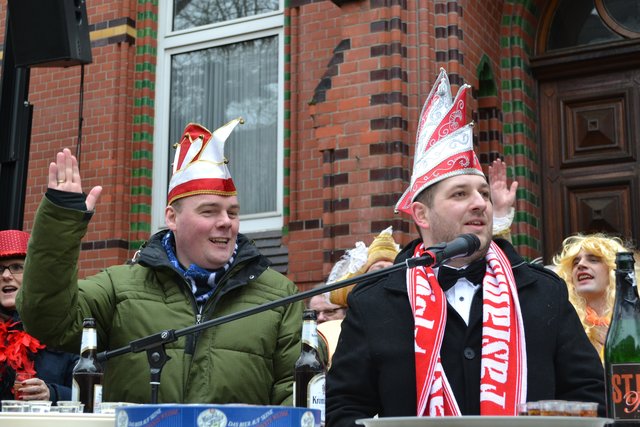Bürgermeister André Wiese (li.) und Marcel Fütterer, Vorsitzender der Faslamsbrüder Stöckte, begrüßten die Narren