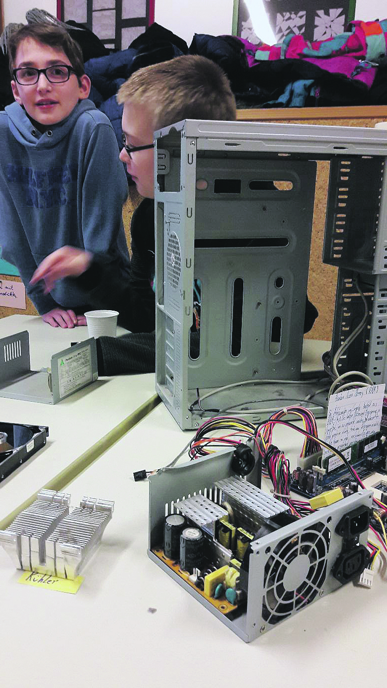 Daniyil Cherkasov (li.) und Steven Briesemeister erklärten Teile des von ihnen zerlegten Computers
