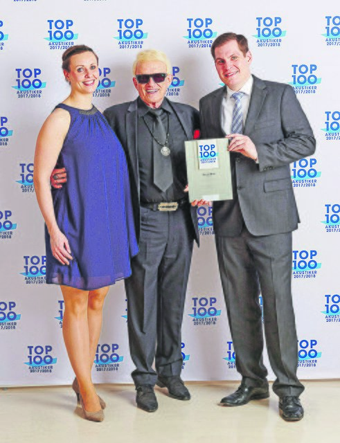 Bei der Übergabe der aktuellen Top 100-Urkunde: Dennis Meins mit Lebensgefährtin Kerstin Wittig und Schlager-Legende Heino | Foto: BGW Institut