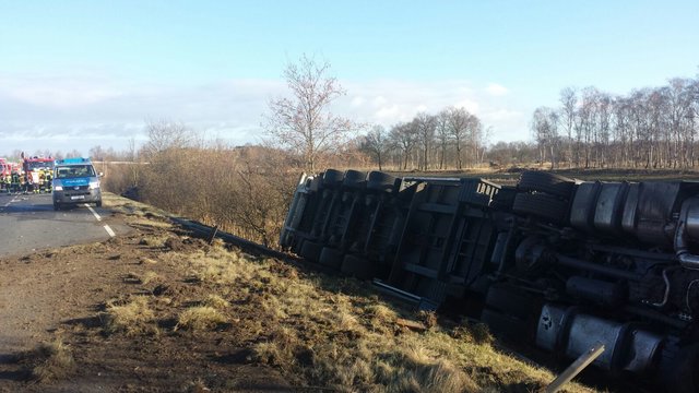 Durch die Wucht des Aufpralls kippte der Lkw um