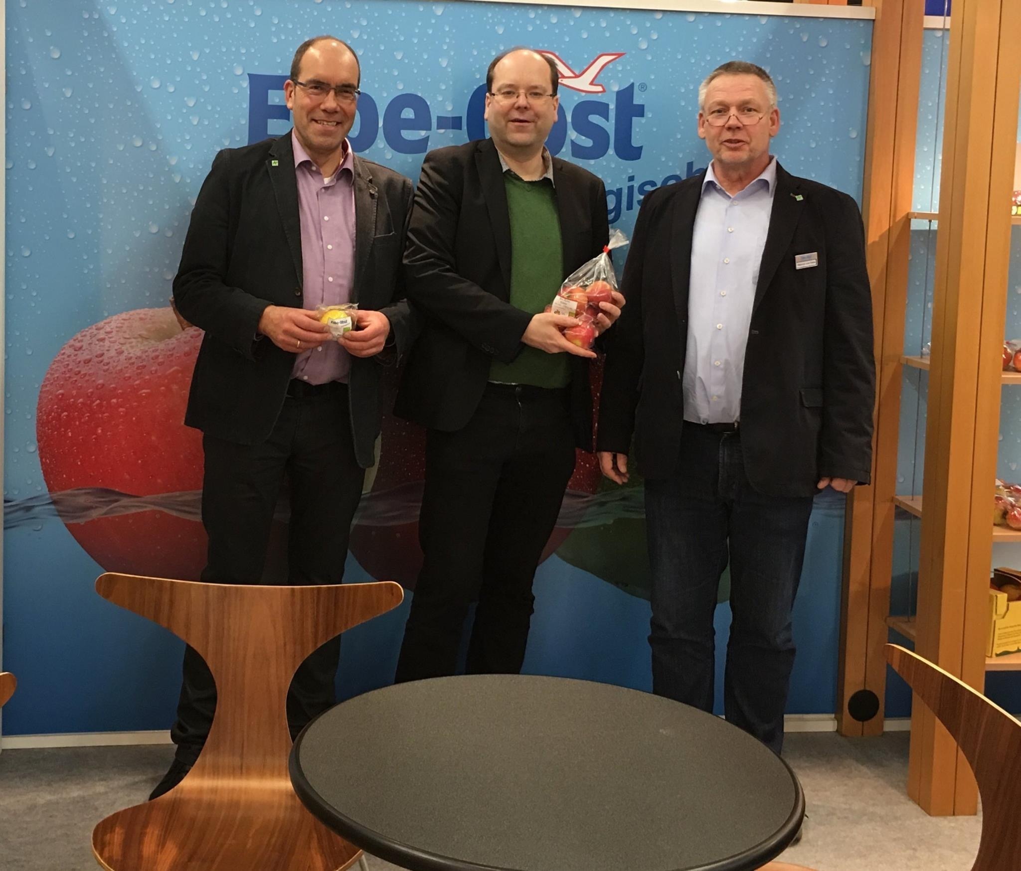 Auf der Biofach-Messe in Nürnberg (v.li.): „Elbe-Obst“-Vertriebschef Frank Döscher, Landwirtschaftsminister Christian Meyer und Bio-Erzeuger Heinrich zum Felde