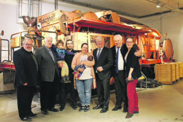 Freuen sich über das 12.000. Mitglied (v. li.): Prof. Dr. Rolf Wiese, Helmut Sander, Jacob, Mustapha Mustapha, Claudia Sander mit Junis, Bernd Busemann, Heiner Schönecke und Carina Meyer