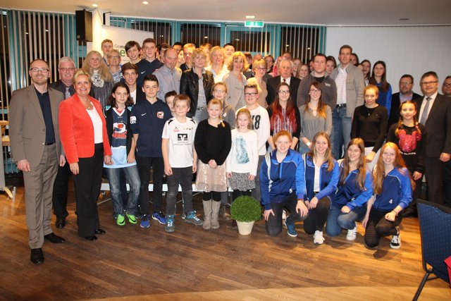 Die Gratulanten und die geehrten Sportler | Foto: Gemeinde Seevetal