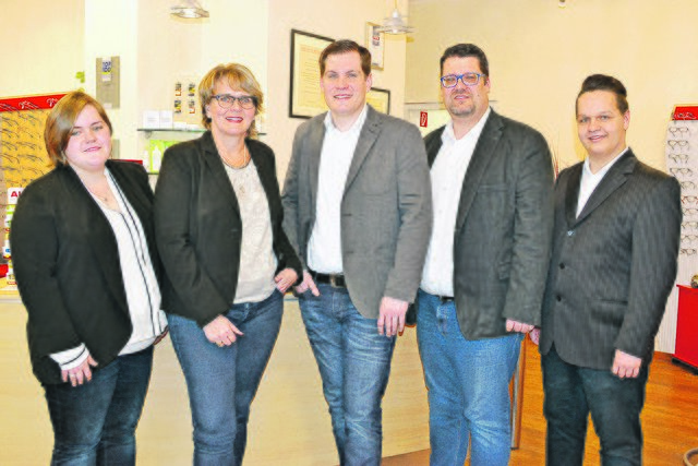Das Team von Optiker Meins in Tostedt (v. li.): Augenoptiker-Gesellin Kim Christin Otten, die Inhaber Karen Meins und Dennis Meins, Augenoptik- und Hörakustik-Meister Guido Rechtenbach und Thomas Kranz, Auszubildender zum Hörakustiker. Es fehlt: Jessica Spierling, Auszubildende zur Hörakustikerin