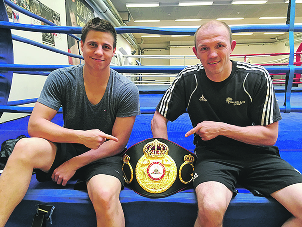 Der mehrfache Box-Welt- und -Europameister Jürgen Brähmer (re., mit WBA-Weltmeister Tyron Zeuge) baut in Schwerin ein ehemaliges Wasserwerk zu einer professionellen Boxhalle um. Dafür greift er auf die Dienste des Sottorfer Betriebes Akkurat Glas- und Fensterbau zurück.