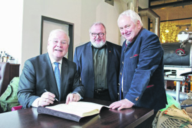 Hat sich in das Goldene Buch des Freilichtmuseums am Kiekeberg eingetragen (v. li.): Bernd Busemann, Präsident des Niedersächsischen Landtags, mit Museumsdirektor Prof. Dr. Rolf Wiese und dem Landtagsabgeordneten Heiner Schönecke, Vorsitzender des Fördervereins