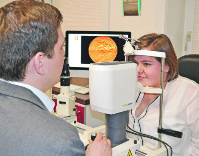 Mit dem „EasyScan“, einem Netzhaut-Screening-Gerät, kann das Team von Familie Meins Anomalien und Schädigungen an der Netzhaut frühzeitig erkennen