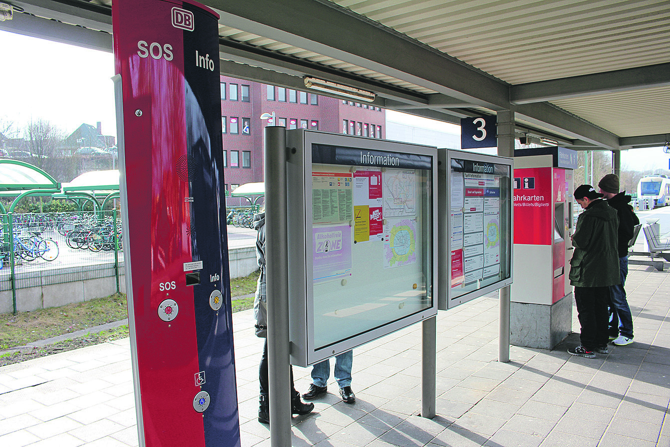 Rot für den Notfall, Blau für die Information:
Notrufsäulen, wie diese am Buxtehuder Bahnhof,
sind farblich deutlich gekennzeichnet