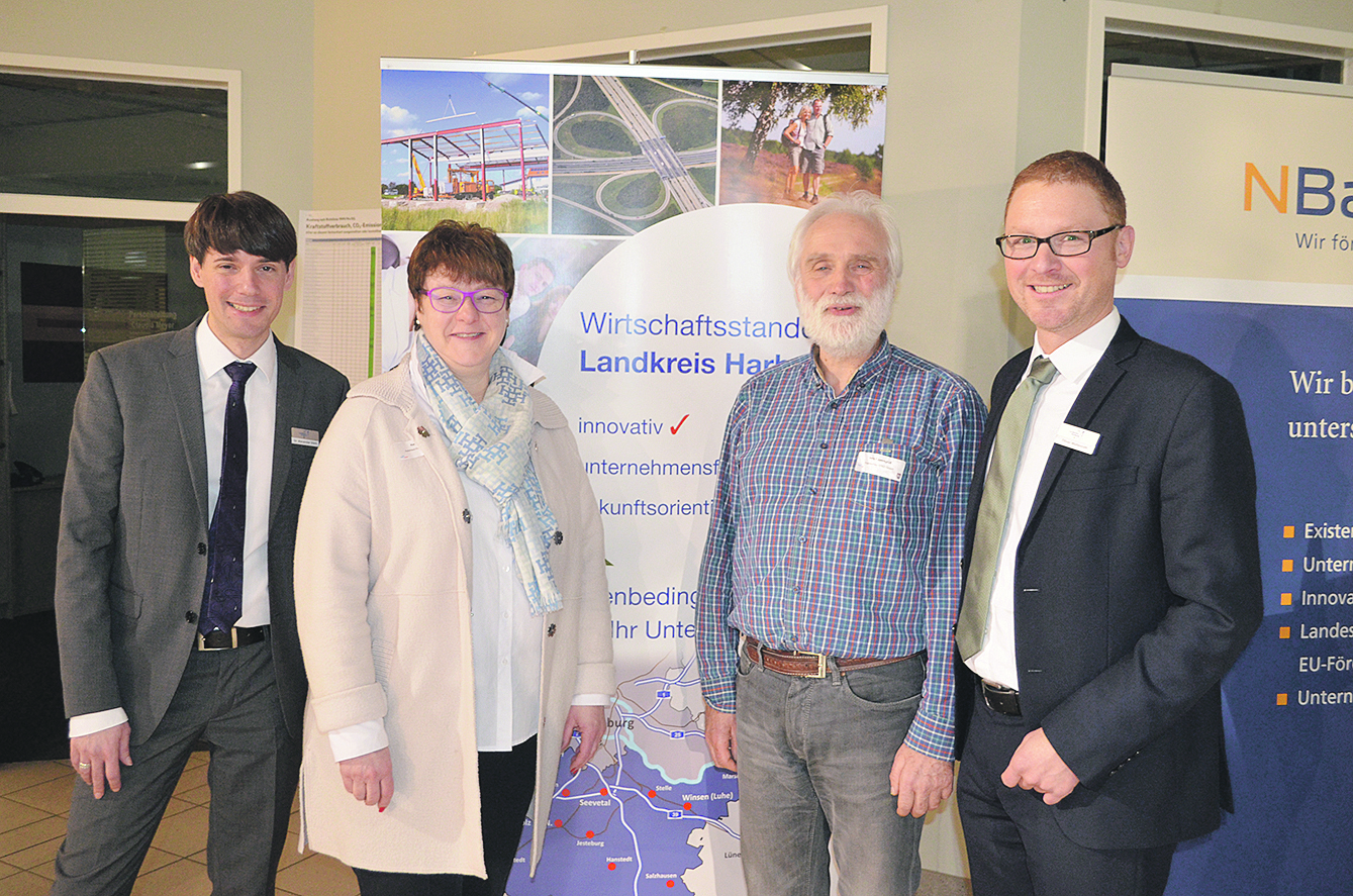 Freuten sich über die positive Resonanz (v.li.).: Dr. Alexander Stark (Landkreis Harburg), Kerstin Witte (Autohaus Kuhn+Witte), Heinz Eggerglüß (Ingenieurbüro UTEC) und Oliver Waltenrath (Landkreis Harburg)