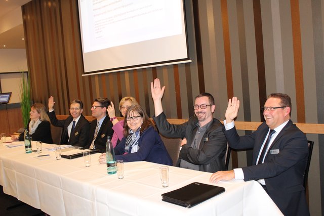 Geschäftsführerin Stefanie Feindt und der Vorstand Dr. Henning Ziemer, Carsten Schwerdtfeger, Andrea Werner, Silvia Hotopp-Prigge, Lars Oldach und Stefan Babis