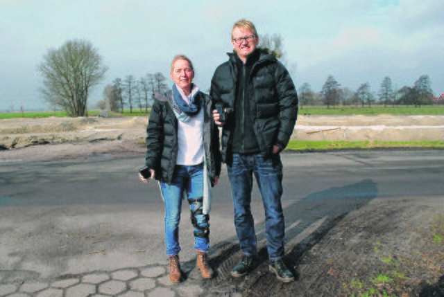 Kein Anschluss mehr: Genau dort, wo Judith Bäron und Uwe Hoyer stehen, beginnt das Erdkabel zu ihrem Haus. 400 Meter Telekom-Zuleitung fehlen aber seit zwei Jahren. | Foto: tk
