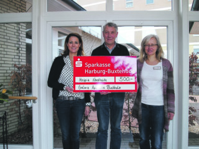 Einen Scheck in Höhe von 500 Euro überreichte Apothekerin Susanne Nieswandt aus der "Galerie Apotheke" in Buchholz (links) Peter Johannsen, und Sabine Zimdahl (stellvertretende Pflegedienstleitung). Wie im vergangenen Jahr spendeten viele Kunden ihre Gesundheitsmünzen für einen guten Zweck. Die Inhaberfamilie Weber ergänzte den stattlichen Betrag. Weitere 500 Euro gingen an die KinderKrebsInitiative (KKI) in Buchholz/Holm-Seppensen. | Foto: Galerie Apotheke