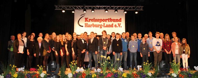Abschlussbild aller Geehrten auf der Bühne der Stadthalle in Winsen
