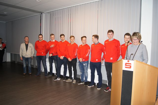 Die Floorball-Herrenmannschaft der Spielgemeinschaft Steinkirchen-Stade mit Trainer Bernd Hoffmann (li.)