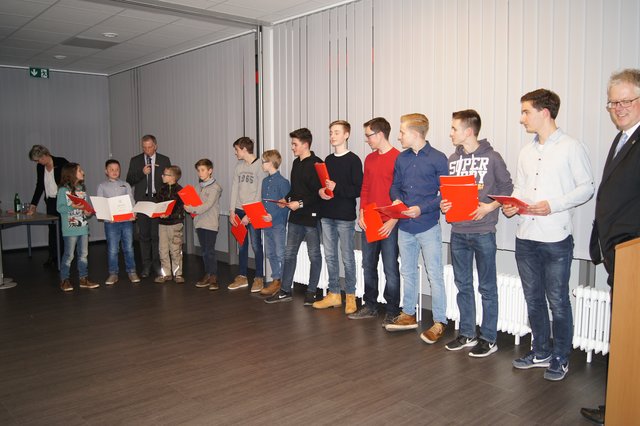 Die Tennis-Junioren A und B und die Midcourt Jungen vom TC Jork
