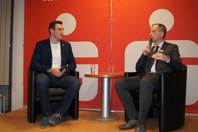 Wolfgang von der Wehl interviewte den dreifachen Olympiasieger Sebastian Brendel, der als Überraschungsgast zur Sportlerehrung kam