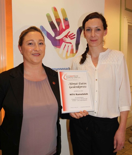 Nadine Bechert (li.) und Daniela Wegner nahmen für den MTV Ramelsloh den „Almut-Eutin-Gedenkpreis“ entgegen