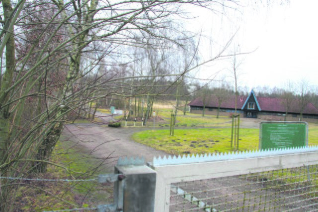 Für den Fall einer Umwidmung zur offenen Badestelle müsste der Zaun am Fredenbecker Badesee abgebaut werden | Foto: tp/Archiv