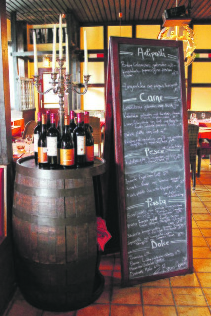 Auf der Tafel werden frische Tagesgerichte präsentiert