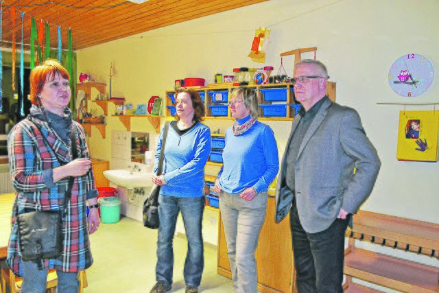 Erzieherin Sabine Hammann-Riebesehl (li.) bei der Führung mit (v. re.): Ausschuss-Vorsitzendem Wolfgang Zahn und den Ratsfrauen Karin Rogge-Wokittel und Dr. Bettina Wagner