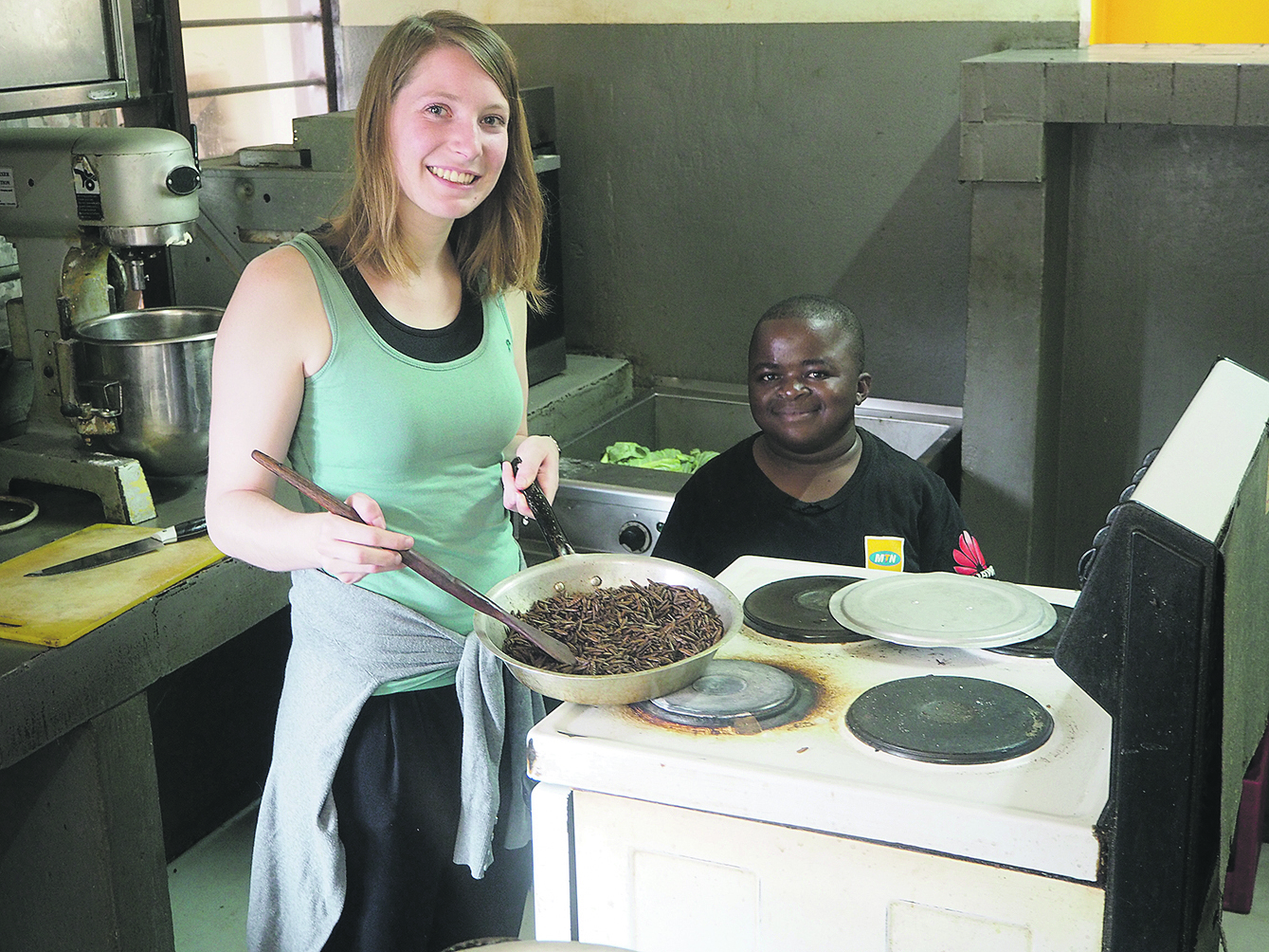 Lea Bergmann bereitet in Sambia eine Larven-Mahlzeit zu