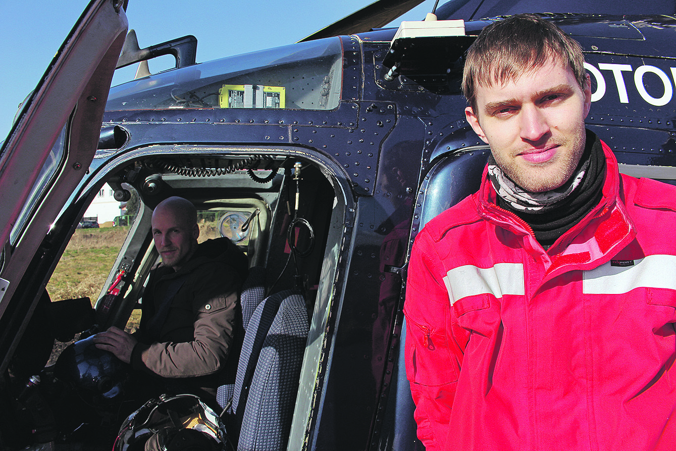 Pilot Benjamin Reichmann flog den Hubschrauber (li.), Monteur Marius Fiege brachte die Spiralen an