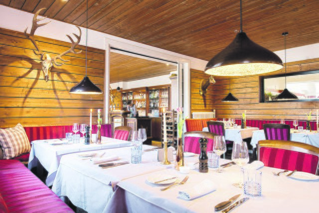 Das Zusammenspiel von rustikalem und modernem Interieur lädt zum Verweilen ein | Foto: Grillhus