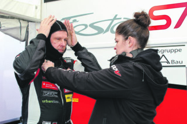 Immer übers Mikro in Kontakt: Carina Krause verdrahtet Andreas Steffen vor dem Start | Foto: Tom Kreib