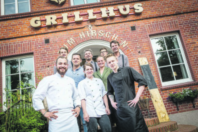 Das Team des „Grillhus  zum Hirsch‘n“  freut sich darauf, seine Gäste mit leckeren Gerichten zu verwöhnen | Foto: Grillhus