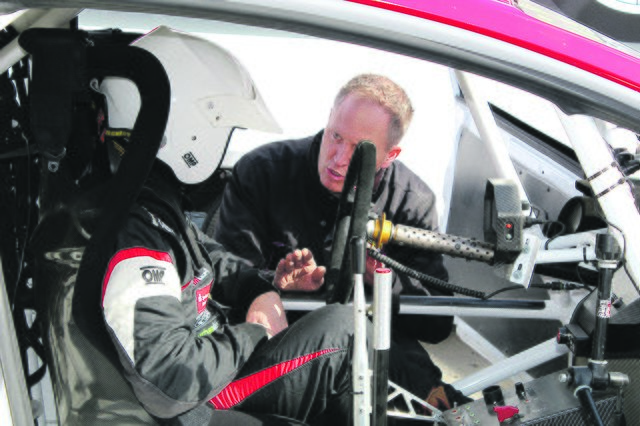 Der Experte für Motor und Elektronik beim kurzen Technik-Talk nach fünf Testrunden | Foto: Tom Kreib