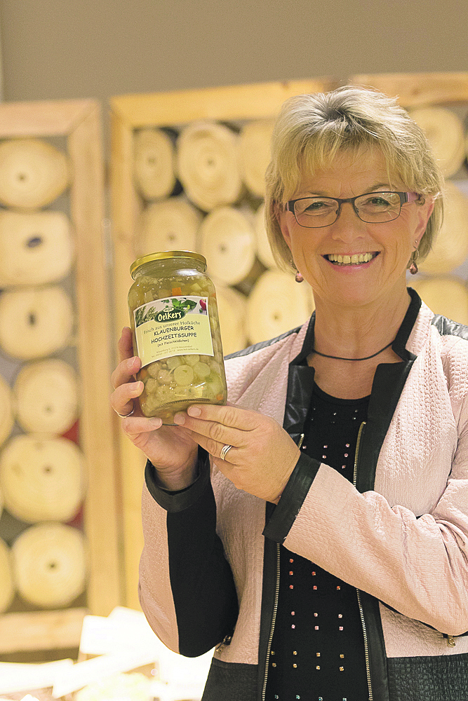 Rita Oelkers mit einem Glas Klauenburger
Hochzeitssuppe