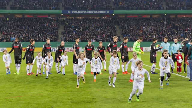 07.02.2017, Hamburg, Hamburger Sv vs. 1.FC Köln© Thorsten Baering Thielickestieg 1, 20459 Hamburg, Tel. +49 40 435160, Mobil +49 171 78 48 908, foto@baering.de, www.baering.deHypovereinsbank Hamburg, IBAN DE22200300000002602175, Finanzamt Hamburg Mitte, Steuernummer 48/010/00369 Steuer ID: DE118289524