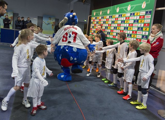 07.02.2017, Hamburg, Hamburger Sv vs. 1.FC Köln© Thorsten Baering Thielickestieg 1, 20459 Hamburg, Tel. +49 40 435160, Mobil +49 171 78 48 908, foto@baering.de, www.baering.deHypovereinsbank Hamburg, IBAN DE22200300000002602175, Finanzamt Hamburg Mitte, Steuernummer 48/010/00369 Steuer ID: DE118289524